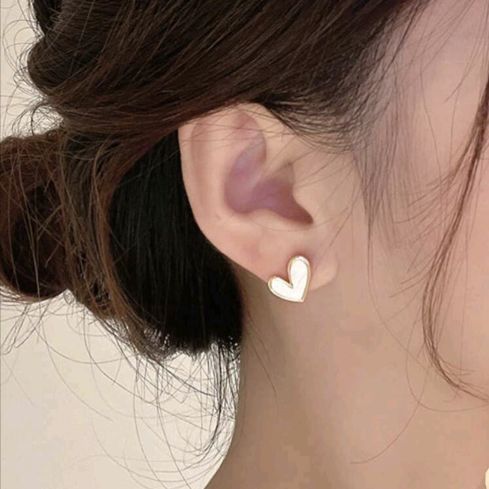 New Oil Drop Heart Shape Stud Earrings - Picture 1 of 1